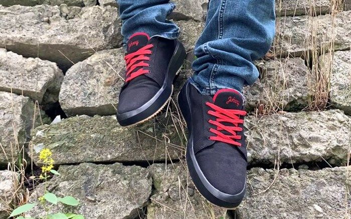 با تجزیه کفش‌های یک شرکت جهانی، یک دانه سیب در زمین رها می‌شود