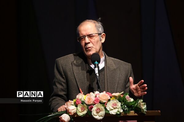رونمایی از کتاب «دنیای شیشه ای 2»