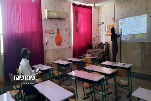 بازدید سرگروه‌های آموزشی از آموزش حضوری و مجازی مدارس ابتدایی