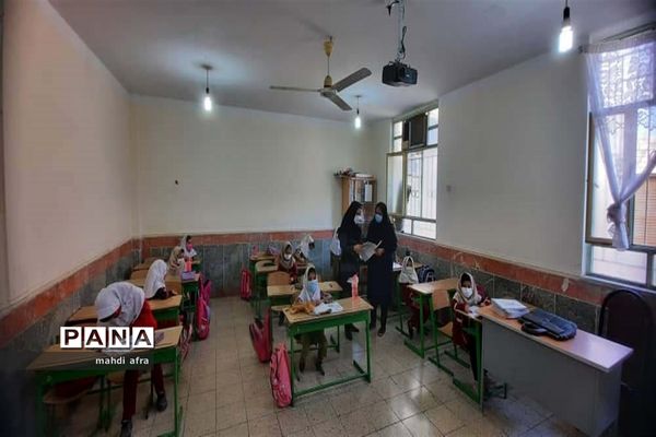 بازدید سرگروه‌های آموزشی از آموزش حضوری و مجازی مدارس ابتدایی