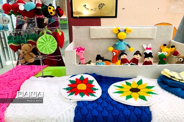 نمایشگاه و فروشگاه صنایع دستی و هنرهای خانگی دانش‌آموزان  در پژوهش سرای دانش‌آموزی شهید خوشبخت بوشهر