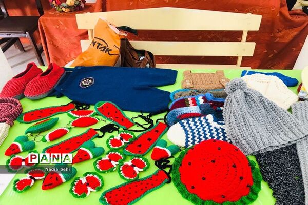 نمایشگاه و فروشگاه صنایع دستی و هنرهای خانگی دانش‌آموزان  در پژوهش سرای دانش‌آموزی شهید خوشبخت بوشهر
