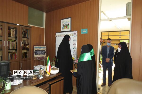 تبریک دانش‌آموزان قاری و حافظ قرآن منطقه ۸ به کارکنان اداری منطقه