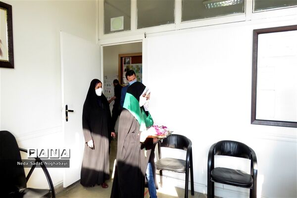 تبریک دانش‌آموزان قاری و حافظ قرآن منطقه ۸ به کارکنان اداری منطقه