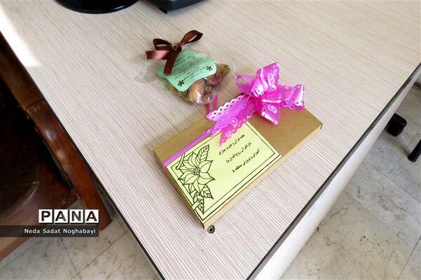 تبریک دانش‌آموزان قاری و حافظ قرآن منطقه ۸ به کارکنان اداری منطقه