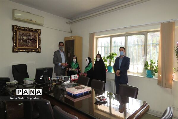 تبریک دانش‌آموزان قاری و حافظ قرآن منطقه ۸ به کارکنان اداری منطقه