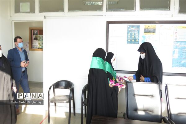 تبریک دانش‌آموزان قاری و حافظ قرآن منطقه ۸ به کارکنان اداری منطقه
