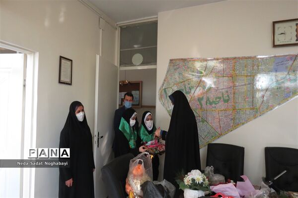 تبریک دانش‌آموزان قاری و حافظ قرآن منطقه ۸ به کارکنان اداری منطقه