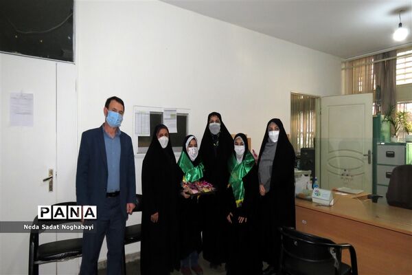 تبریک دانش‌آموزان قاری و حافظ قرآن منطقه ۸ به کارکنان اداری منطقه