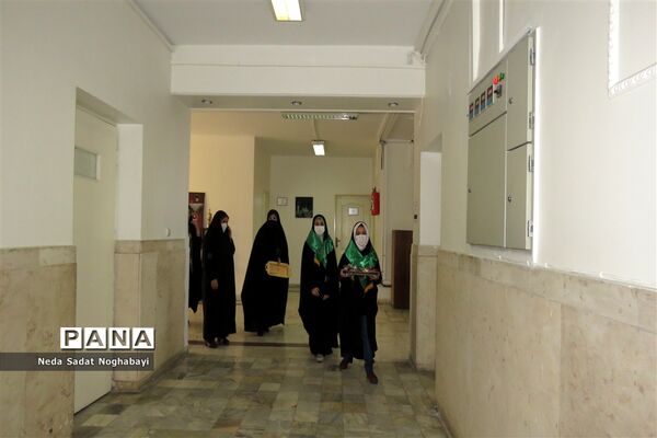 تبریک دانش‌آموزان قاری و حافظ قرآن منطقه ۸ به کارکنان اداری منطقه