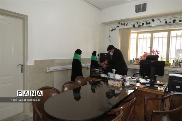 تبریک دانش‌آموزان قاری و حافظ قرآن منطقه ۸ به کارکنان اداری منطقه