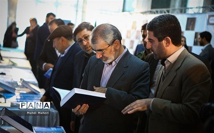 برگزاری مراسم گرامیداشت هفته پژوهش با سخنرانی آیت‌الله سیدمحمد خامنه‌ای