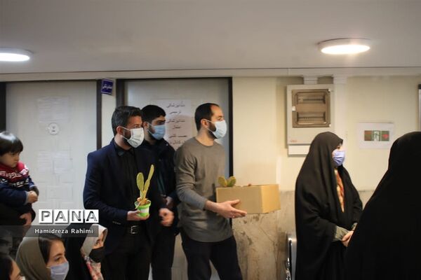 تکریم از مقام شهدای مدافع سلامت و تجلیل از کادر بهداشت و درمان