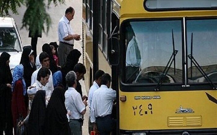 یک ساعت معطلی برای سوارشدن در اتوبوس تا خرخره پر