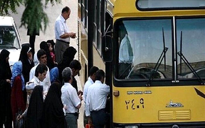 یک ساعت معطلی برای سوارشدن در اتوبوس تا خرخره پر