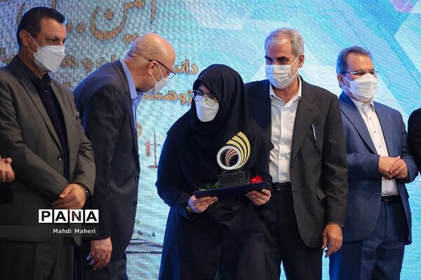 آیین تجلیل از دانش‌آموزان و پژوهشگران برگزیده کشور