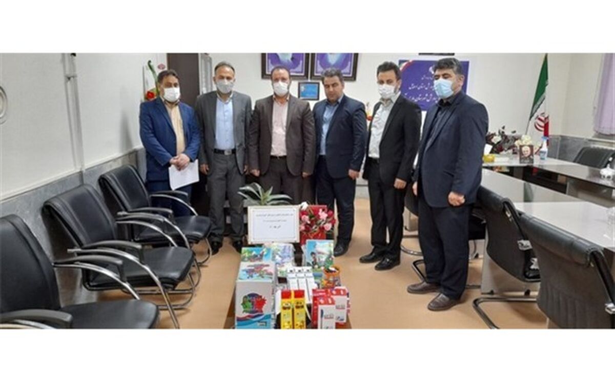 اهدای کیف و نوشت افزار به دانش‌آموزان نیازمند مقطع ابتدایی در شهرستان پارس آباد
