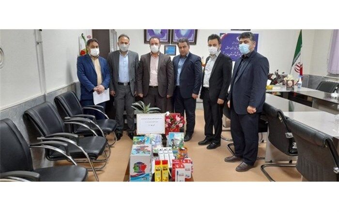 اهدای کیف و نوشت افزار به دانش‌آموزان نیازمند مقطع ابتدایی در شهرستان پارس آباد