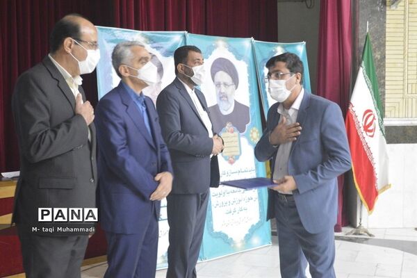 تجلیل از معلمان پژوهشگر و دانش‌آموزان پرسشگر آموزش و پرورش استان بوشهر