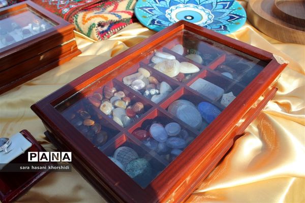 بازارچه صنایع دستی و غذاهای سنتی در دبستان تربیت گلوگاه