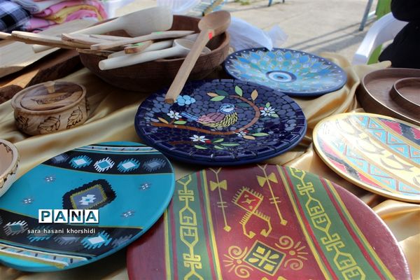 بازارچه صنایع دستی و غذاهای سنتی در دبستان تربیت گلوگاه