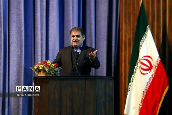 آیین تجلیل از معلمان پژوهنده برتر شهر تهران