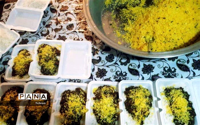 توزیع غذای گرم به مناسبت ایام فاطمیه، توسط خادمیاران منطقه ۱۴