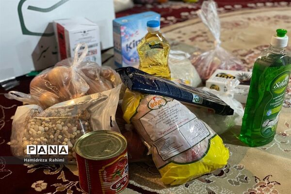 توزیع بسته‌های کمک‌ مومنانه در بین افراد کم برخوردار منطقه ۱۵