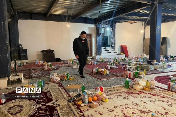 توزیع بسته‌های کمک‌ مومنانه در بین افراد کم برخوردار منطقه ۱۵
