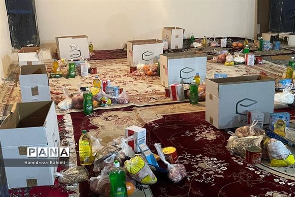 توزیع بسته‌های کمک‌ مومنانه در بین افراد کم برخوردار منطقه ۱۵