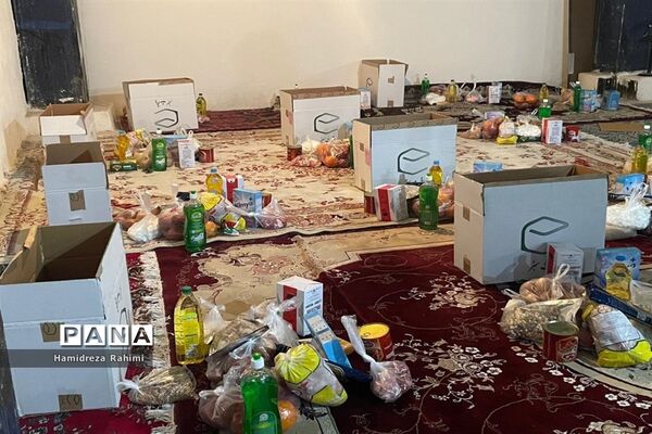 توزیع بسته‌های کمک‌ مومنانه در بین افراد کم برخوردار منطقه ۱۵