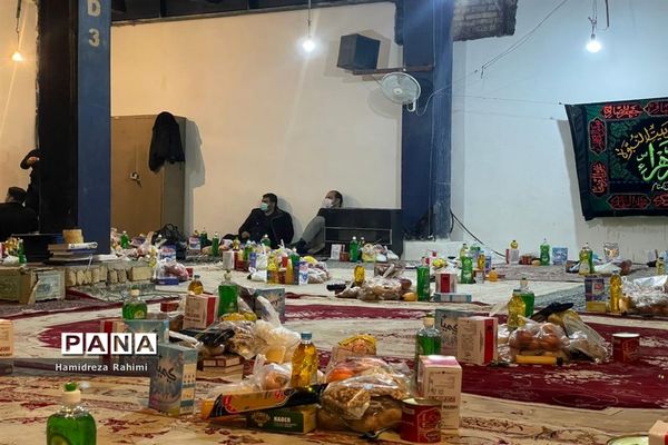 توزیع بسته‌های کمک‌ مومنانه در بین افراد کم برخوردار منطقه ۱۵