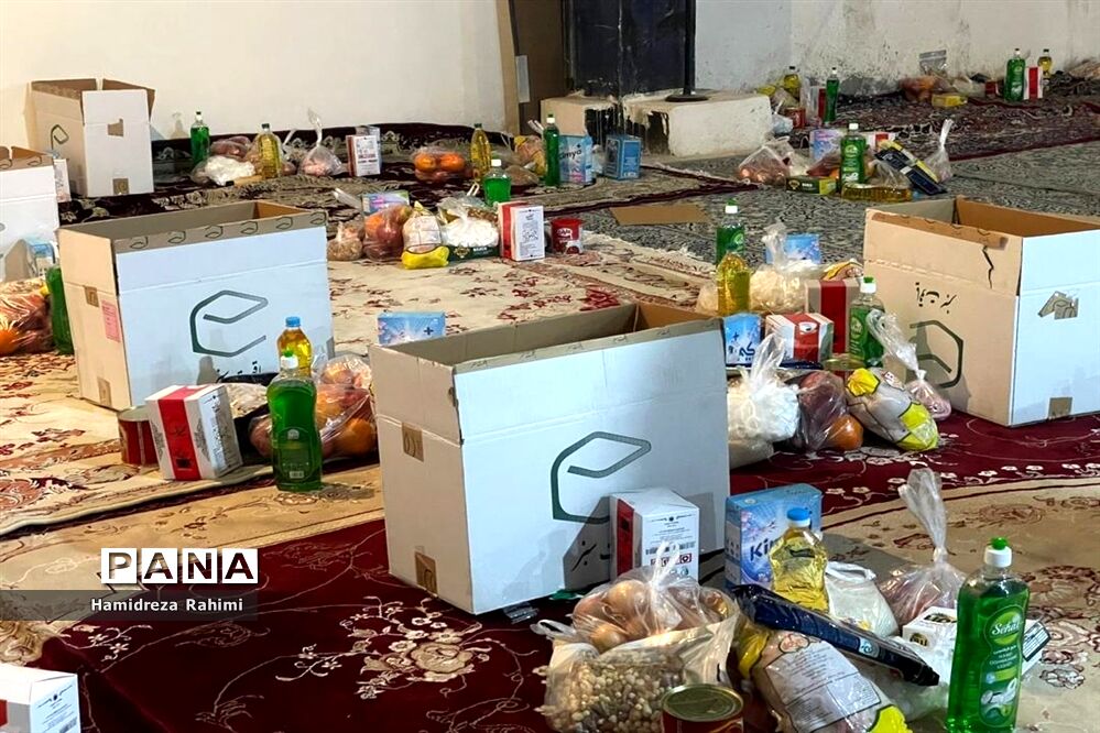 توزیع بسته‌های کمک‌ مومنانه در بین افراد کم برخوردار منطقه ۱۵