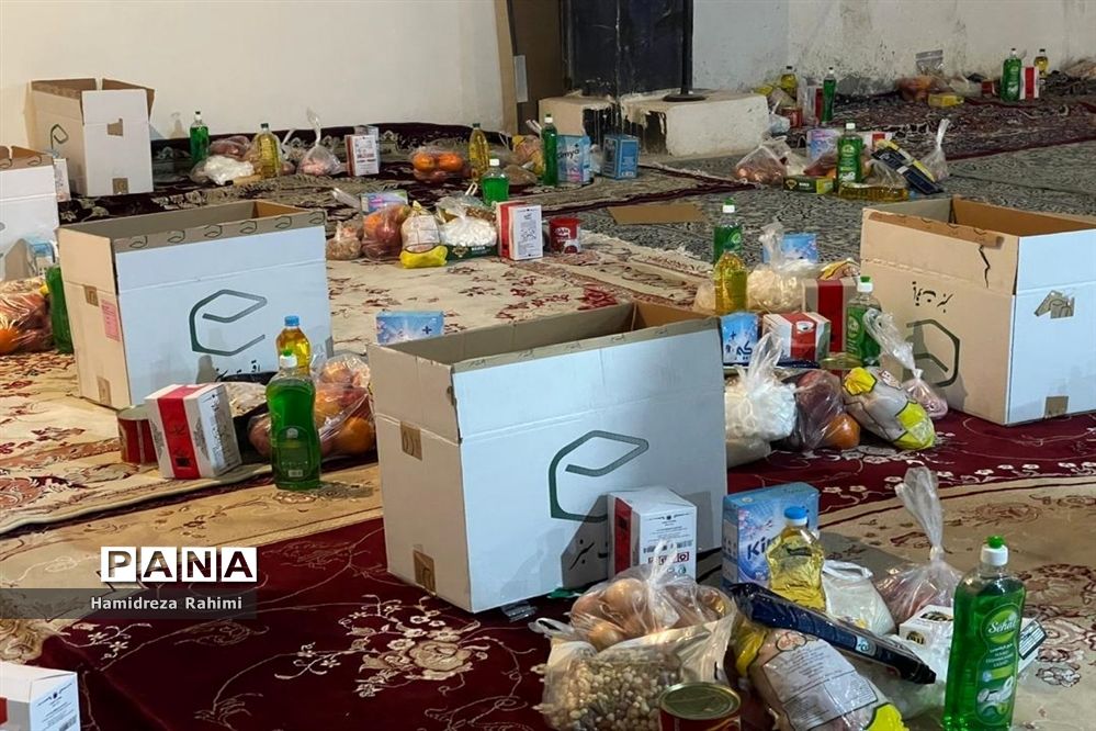 توزیع بسته‌های کمک‌ مومنانه در بین افراد کم برخوردار منطقه ۱۵