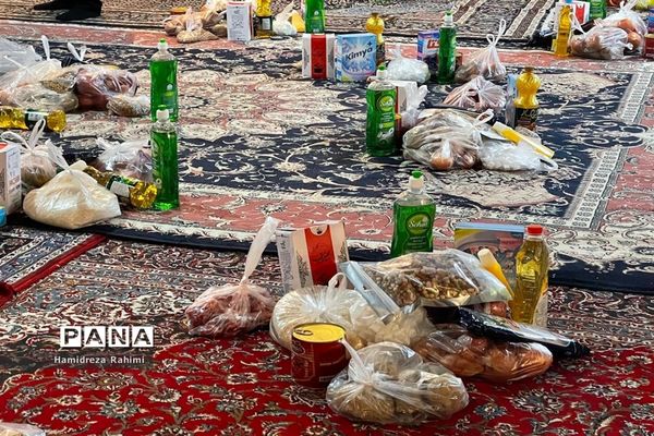 توزیع بسته‌های کمک‌ مومنانه در بین افراد کم برخوردار منطقه ۱۵