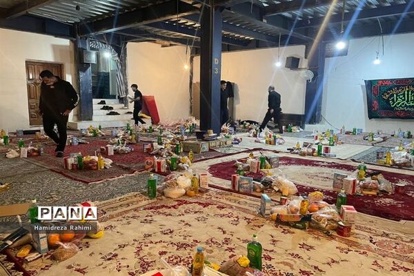 توزیع بسته‌های کمک‌ مومنانه در بین افراد کم برخوردار منطقه ۱۵