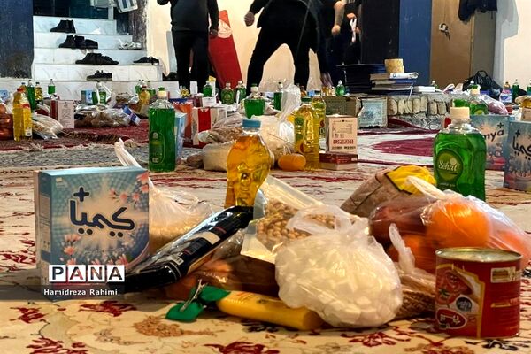 توزیع بسته‌های کمک‌ مومنانه در بین افراد کم برخوردار منطقه ۱۵