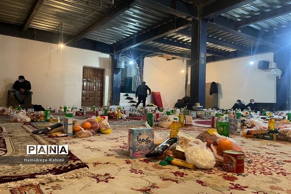 توزیع بسته‌های کمک‌ مومنانه در بین افراد کم برخوردار منطقه ۱۵