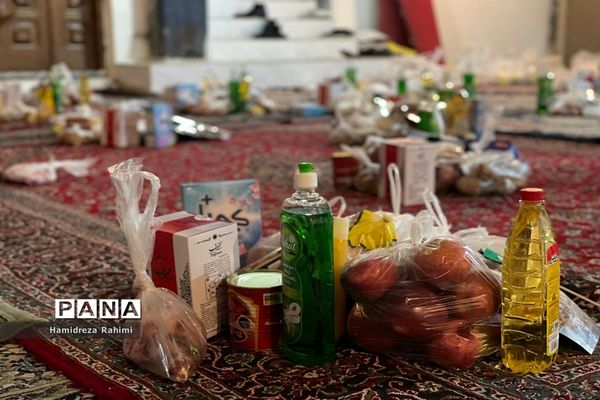 توزیع بسته‌های کمک‌ مومنانه در بین افراد کم برخوردار منطقه ۱۵