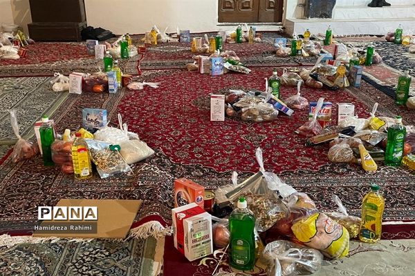 توزیع بسته‌های کمک‌ مومنانه در بین افراد کم برخوردار منطقه ۱۵