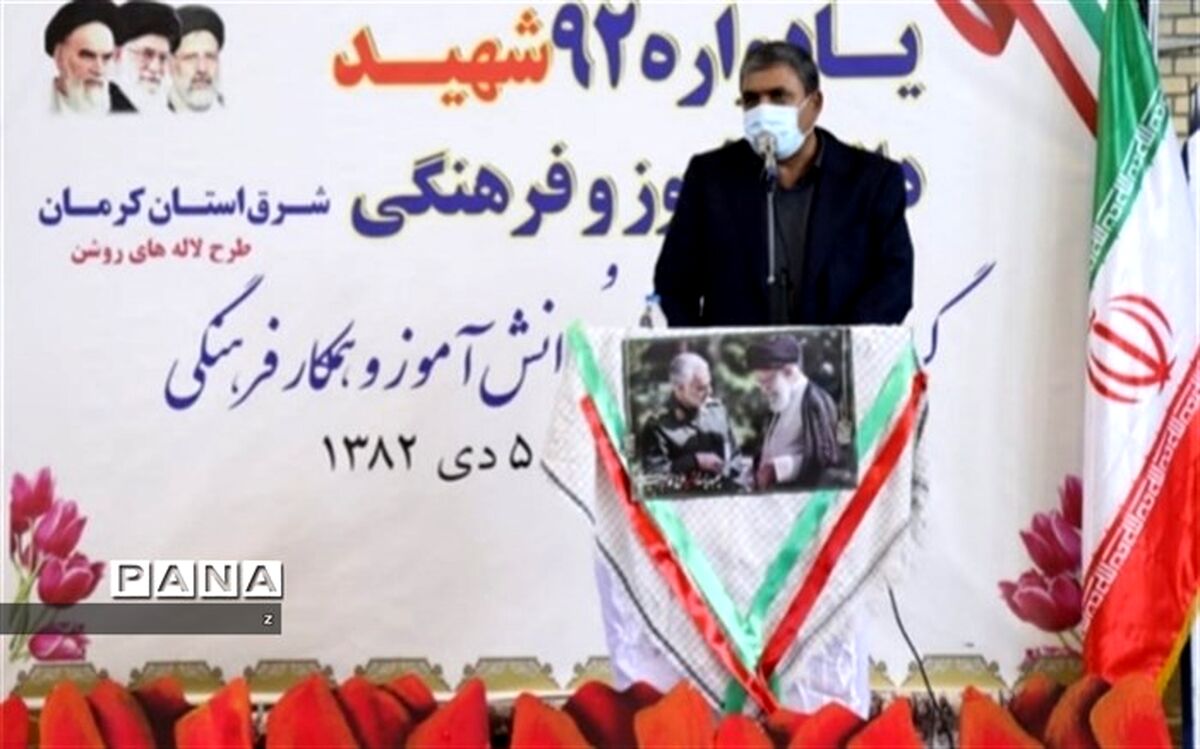 فرهنگیان و دانش آموزان سربازان اصلی جبهه نظام هستند
