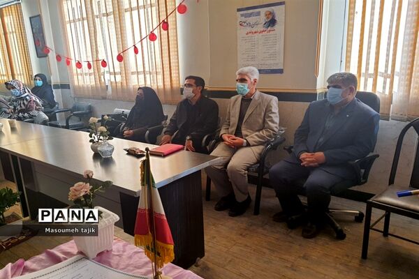 جلسه آموزش خانواده و توانمند سازی اولیا در دبیرستان حضرت زینب (س)