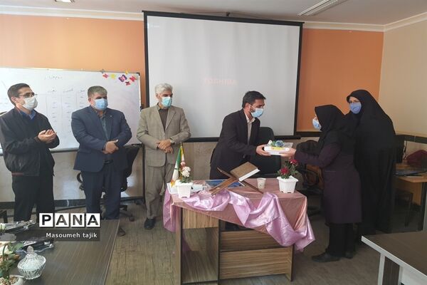 جلسه آموزش خانواده و توانمند سازی اولیا در دبیرستان حضرت زینب (س)
