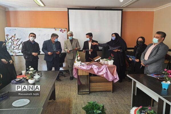 جلسه آموزش خانواده و توانمند سازی اولیا در دبیرستان حضرت زینب (س)