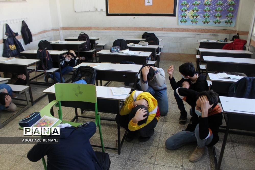 اجرای تمرین آمادگی دانش‌آموزان در برابر بلایای طبیعی