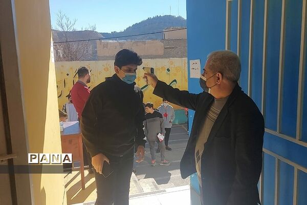 آموزش حضوری زیر سایه کرونا در مدارس رودهن