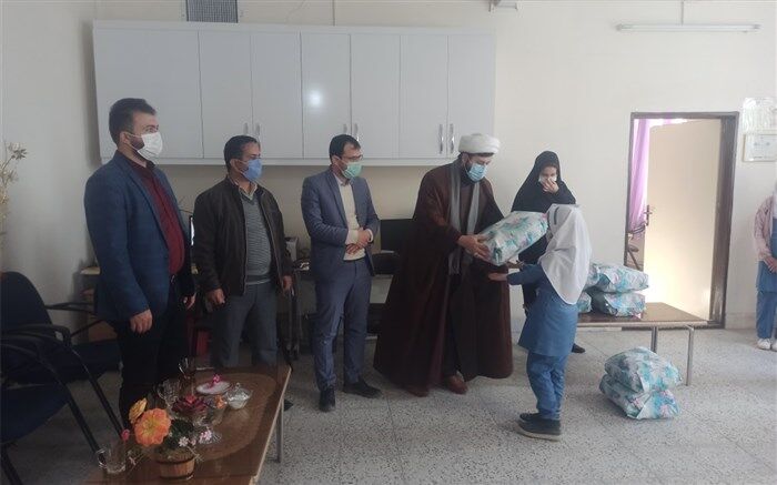 اهدای لباس گرم به دانش‌آموزان نیازمند توسط دادستان شهرستان داورزن