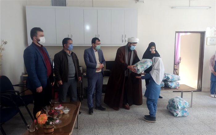 اهدای لباس گرم به دانش‌آموزان نیازمند توسط دادستان شهرستان داورزن