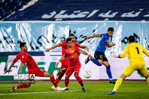 دیدار تیم‌های استقلال و فولاد خوزستان