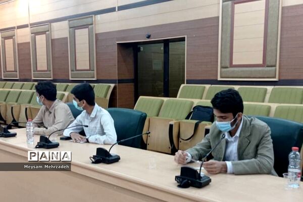 نشست هم‌اندیشی مشاور امور جوانان استاندار بوشهر با نخبگان تشکل‌های دانش‌آموزی